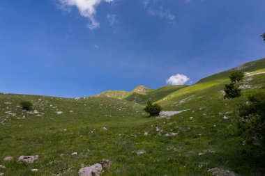Molise, Mainarde. La catena montuosa delle Mainarde si estende lungo il confine tra Molise e Lazio, con prevalenza nel territorio molisano. Bir bariyer, doğal bir molto rocciosa e dall 'aspetto as pro e selvaggio.