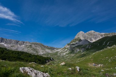 Molise, Mainarde. La catena montuosa delle Mainarde si estende lungo il confine tra Molise e Lazio, con prevalenza nel territorio molisano. Bir bariyer, doğal bir molto rocciosa e dall 'aspetto as pro e selvaggio.