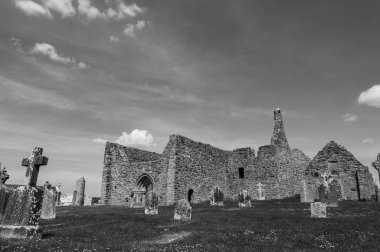 Rovine Manastırı di Clonmacnoise. Uno dei Principali centri religiosi e culturali in Europa, fondato sul fiume Shannon nel 545 dopo Cristo.