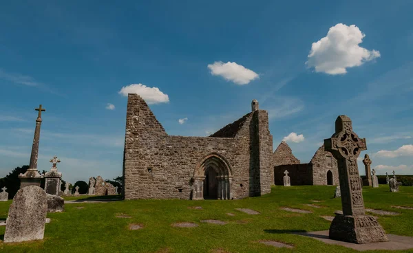 Rovine Manastırı di Clonmacnoise. Uno dei Principali centri religiosi e culturali in Europa, fondato sul fiume Shannon nel 545 dopo Cristo.