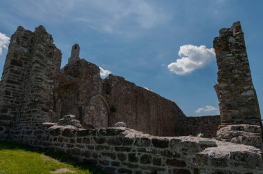 Rovine monastiche di Clonmacnoise. Uno dei principali centri religiosi e culturali in Europa, fondato sul fiume Shannon nel 545 dopo Cristo. clipart