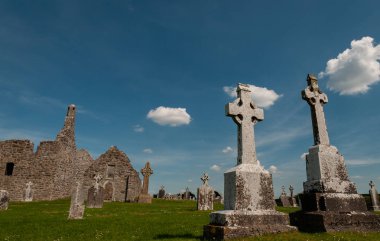 Rovine Manastırı di Clonmacnoise. Uno dei Principali centri religiosi e culturali in Europa, fondato sul fiume Shannon nel 545 dopo Cristo.