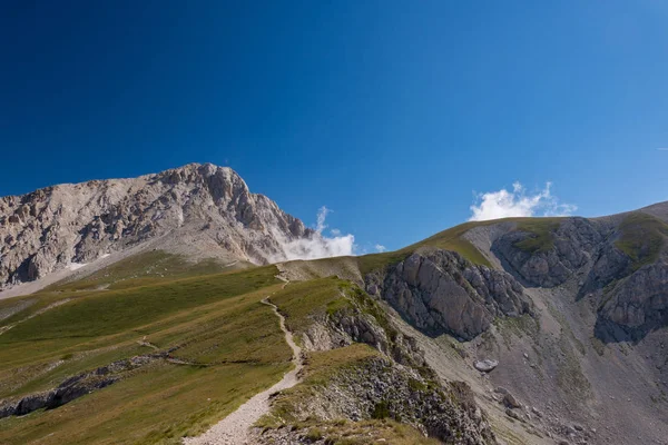 Abruzzo, Gran Sasso d 'Italia. Il massiccio montuoso pi alto dell 'Appennino continentale, situation ato nell' Appennino centrale, interamente in Abruzzo. Yükseklik: 2.912 metre