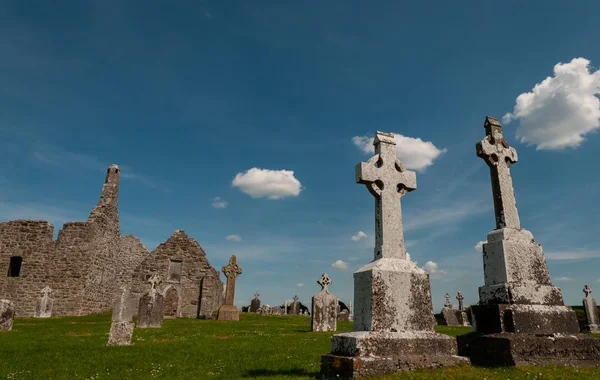 Rovine Manastırı di Clonmacnoise. Uno dei Principali centri religiosi e culturali in Europa, fondato sul fiume Shannon nel 545 dopo Cristo.