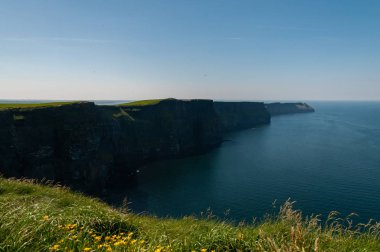 Irlanda, le Scogliere di Moher. Sono empresyonanti e indictive scogliere a picco sul mare sitate vicino al köyggio di Doolin sulla costa occidentale del Clare, contea della β bblica d 'Irlanda
