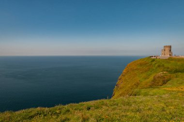 Irlanda, le Scogliere di Moher. Sono empresyonanti e indictive scogliere a picco sul mare sitate vicino al köyggio di Doolin sulla costa occidentale del Clare, contea della β bblica d 'Irlanda