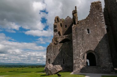 Irlanda, Rocca di Cashel, (Rock of Cashel), conosciuta anche come Rocca di San Patrizio (St. Patrick's Rock) o Cashel dei Re (Cashel of the Kings),  una suggestiva rocca vicina all'abitato di Cashel.