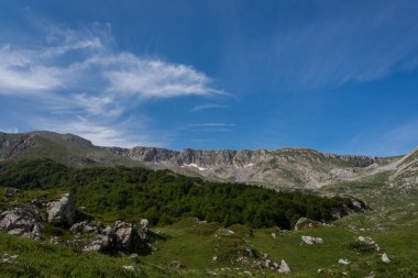Molise, Mainarde. La catena montuosa delle Mainarde si estende lungo il confine tra Molise e Lazio, con prevalenza nel territorio molisano. Bir bariyer, doğal bir molto rocciosa e dall 'aspetto as pro e selvaggio.