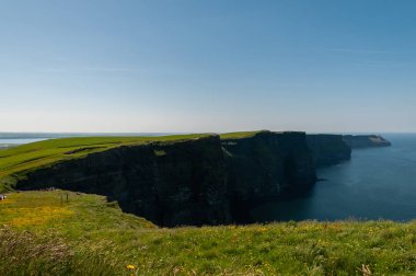 Irlanda, le Scogliere di Moher. Sono empresyonanti e indictive scogliere a picco sul mare sitate vicino al köyggio di Doolin sulla costa occidentale del Clare, contea della β bblica d 'Irlanda