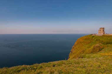 Irlanda, le Scogliere di Moher. Sono empresyonanti e indictive scogliere a picco sul mare sitate vicino al köyggio di Doolin sulla costa occidentale del Clare, contea della β bblica d 'Irlanda
