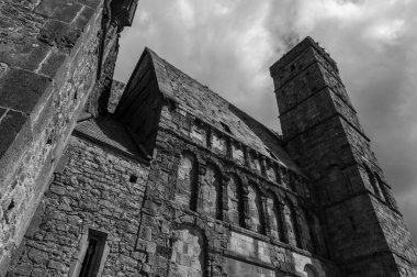 Irlanda, Rocca di Cashel, (Rock of Cashel), conosciuta anche come Rocca di San Patrizio (St. Patrick's Rock) o Cashel dei Re (Cashel of the Kings),  una suggestiva rocca vicina all'abitato di Cashel.