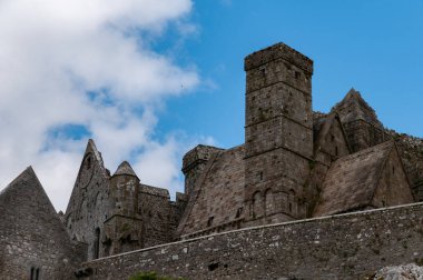 Irlanda, Rocca di Cashel, (Rock of Cashel), conosciuta anche come Rocca di San Patrizio (St. Patrick's Rock) o Cashel dei Re (Cashel of the Kings),  una suggestiva rocca vicina all'abitato di Cashel.