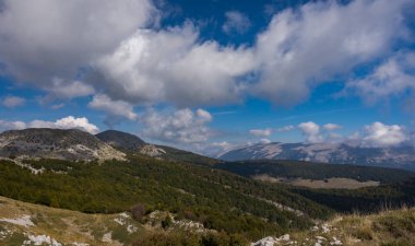 Abruzzo, la catena  montuosa delle Mainarde.  una barriera naturale molto rocciosa e dall'aspetto aspro e selvaggio.