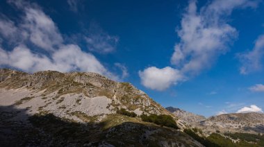 Abruzzo, la catena  montuosa delle Mainarde.  una barriera naturale molto rocciosa e dall'aspetto aspro e selvaggio.
