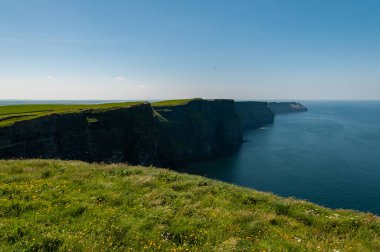 Irlanda, le Scogliere di Moher. Sono empresyonanti e indictive scogliere a picco sul mare sitate vicino al köyggio di Doolin sulla costa occidentale del Clare, contea della β bblica d 'Irlanda