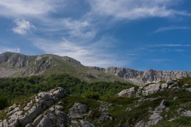Molise, Mainarde. La catena montuosa delle Mainarde si estende lungo il confine tra Molise e Lazio, con prevalenza nel territorio molisano. Bir bariyer, doğal bir molto rocciosa e dall 'aspetto as pro e selvaggio.