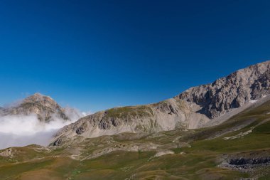 İtalyan Gran Sasso. Apeninler'in merkezinde, tamamen Abruzzo'da bulunan kıta Apennines'in en yüksek dağ masifidir. Rakım: 2.912 m
