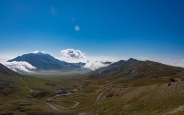 İtalyan Gran Sasso. Apeninler'in merkezinde, tamamen Abruzzo'da bulunan kıta Apennines'in en yüksek dağ masifidir. Rakım: 2.912 m