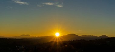 Molise, Mainarde, gün batımı. Mainarde sıradağları Molise ve Lazio arasındaki sınır boyunca uzanır ve Molise bölgesinde yaygınlık la birliktedir. Bu engebeli bir yönü ile çok kayalık doğal bir bariyer