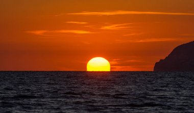 Marina di Minturno, Lazio, İtalya. Gaeta burun da muhteşem gün batımı