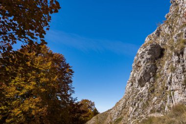 Monte Amaro' da. Abruzzo'nun orta Apeninleri'nde, Gran Sasso'dan sonra apeninlerin en yüksek ikinci dağ masifi olan Majella'nın bir parçasıdır..