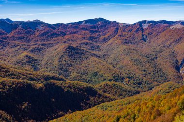 Abruzzo, Lazio ve Molise Milli Parkı Dağları. Harika sonbahar panoraması