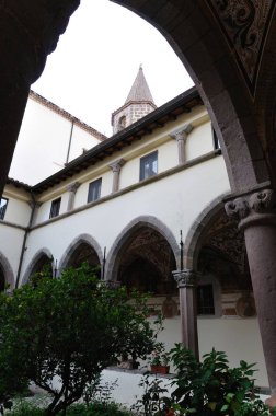 Roccamonfina, Campania 'da. Madonna dei Lattani 'nin mabedi. Monte dei Lattani 'de, deniz seviyesinden 850 metre yüksekte, Roccamonfina' nın geniş volkanik alanındaki birçok kraterden biridir..