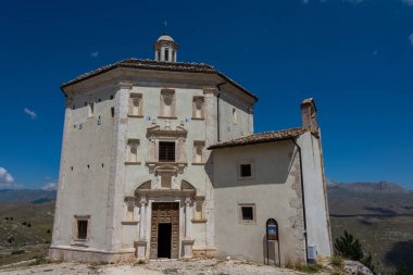 Abruzzo, Aquila, Rocca Calascio, Saint M. della Piet Kilisesi. Kilise, 1482 yılında Rocca Calascio Kalesi 'ne giden yol boyunca yer almaktadır.