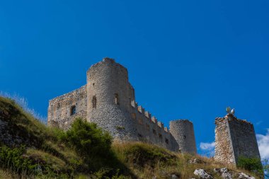 Abruzzo, Rocca Calascio. Rocca, Calascio belediyesinin L 'Aquila ilindeki Abruzzo şehrinde deniz seviyesinden 1450 metre yükseklikte, kasabanın hemen üstünde yer almaktadır..