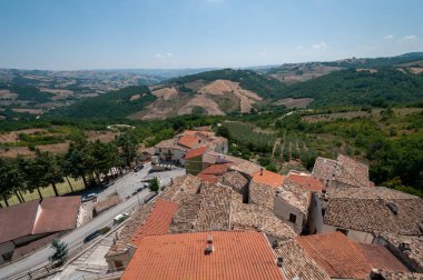 Pietracupa, Campobasso, Molise. Panorama. Adı taştan türetilmiştir, çünkü büyük bir kireçtaşı oluşumu üzerine inşa edilmiştir, 