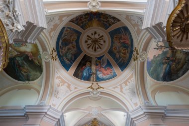 Capracotta, Isernia, Molise. Santa Maria Assunta Parish Kilisesi. Ana kilise olan ve şehrin en yüksek kesiminde, Terravecchia bölgesinde yer almaktadır.