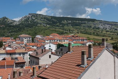Capracotta, Isernia, Molise. Molise 'deki Isernia eyaletinin 871 nüfuslu bir Italyan kasabası. Deniz seviyesinden 1.421 metre yükseklikte yer almaktadır..