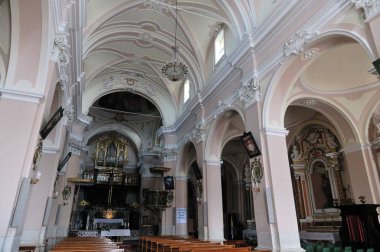 Capracotta, Isernia, Molise. Santa Maria Assunta Parish Kilisesi. Ana kilise olan ve şehrin en yüksek kesiminde, Terravecchia bölgesinde yer almaktadır.