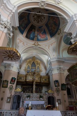Capracotta, Isernia, Molise. Santa Maria Assunta Parish Kilisesi. Ana kilise olan ve şehrin en yüksek kesiminde, Terravecchia bölgesinde yer almaktadır.