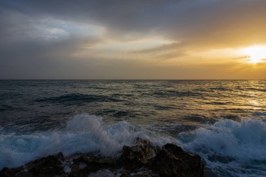 Adriyatik Denizi. Ostuni, Puglia. Sunrise. Salento 'nın kalbinde yer alan ünlü sahil beldesi. Sahil bu streç kayalık plajları bir dizi ile vurgulanmış