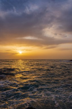 Adriyatik Denizi. Ostuni, Puglia. Sunrise. Salento 'nın kalbinde yer alan ünlü sahil beldesi. Sahil bu streç kayalık plajları bir dizi ile vurgulanmış