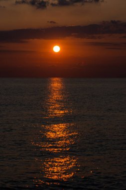 Adriyatik Denizi. Ostuni, Puglia. Sunrise. Salento 'nın kalbinde yer alan ünlü sahil beldesi. Sahil bu streç kayalık plajları bir dizi ile vurgulanmış