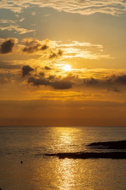 Adriyatik Denizi. Ostuni, Puglia. Sunrise. Salento 'nın kalbinde yer alan ünlü sahil beldesi. Sahil bu streç kayalık plajları bir dizi ile vurgulanmış