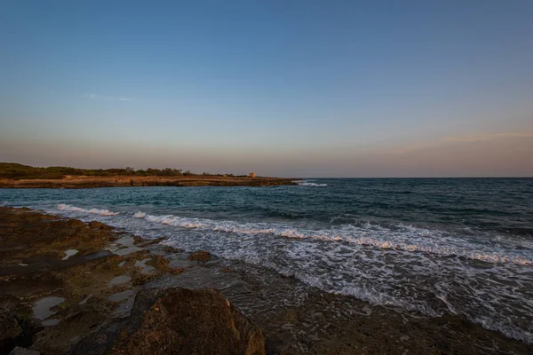 Adriyatik Denizi. Ostuni, Puglia. Sunrise. Salento 'nın kalbinde yer alan ünlü sahil beldesi. Sahil bu streç kayalık plajları bir dizi ile vurgulanmış