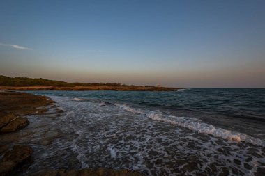 Adriyatik Denizi. Ostuni, Puglia. Sunrise. Salento 'nın kalbinde yer alan ünlü sahil beldesi. Sahil bu streç kayalık plajları bir dizi ile vurgulanmış