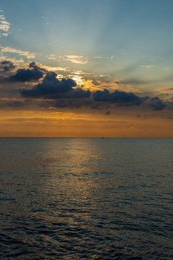 Adriyatik Denizi. Ostuni, Puglia. Sunrise. Salento 'nın kalbinde yer alan ünlü sahil beldesi. Sahil bu streç kayalık plajları bir dizi ile vurgulanmış