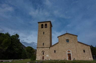 Rocchetta a Volturno, Isernia, Molise. S. Vincenzo al Volturno 'dan Benedictine Manastırı. Benedictine Manastırı, Yukarı Volturno Vadisi 'nde, Isernia ili bölgesinde yer alır..