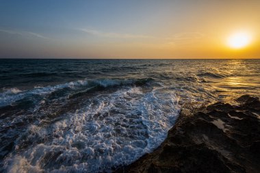 Adriyatik Denizi. Ostuni, Puglia. Sunrise. Salento 'nın kalbinde yer alan ünlü sahil beldesi. Sahil bu streç kayalık plajları bir dizi ile vurgulanmış