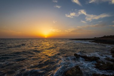 Adriyatik Denizi. Ostuni, Puglia. Sunrise. Salento 'nın kalbinde yer alan ünlü sahil beldesi. Sahil bu streç kayalık plajları bir dizi ile vurgulanmış