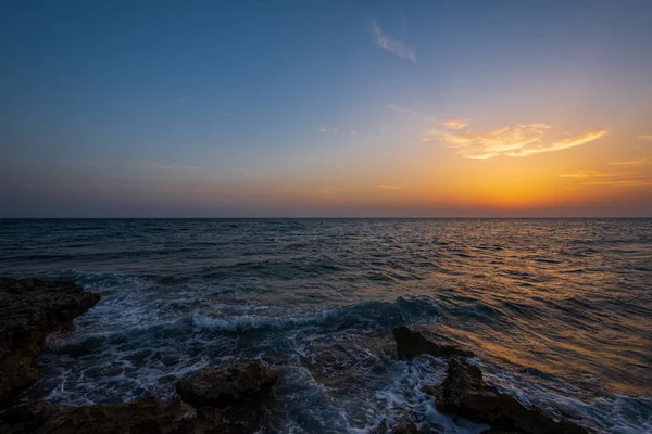 Adriatiska Havet Ostuni Apulien Soluppgång Berömd Badort Som Ligger Hjärtat — Stockfoto