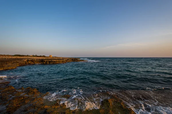 Adriyatik Denizi. Ostuni, Puglia. Sunrise. Salento 'nın kalbinde yer alan ünlü sahil beldesi. Sahil bu streç kayalık plajları bir dizi ile vurgulanmış