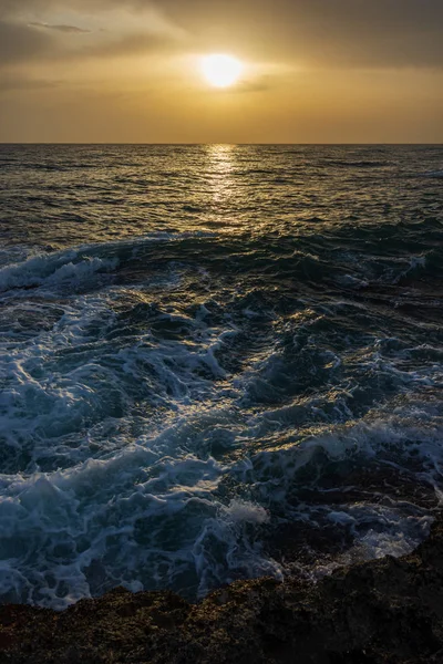 Adriyatik Denizi. Ostuni, Puglia. Sunrise. Salento 'nın kalbinde yer alan ünlü sahil beldesi. Sahil bu streç kayalık plajları bir dizi ile vurgulanmış