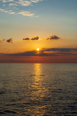 Adriyatik Denizi. Ostuni, Puglia. Sunrise. Salento 'nın kalbinde yer alan ünlü sahil beldesi. Sahil bu streç kayalık plajları bir dizi ile vurgulanmış