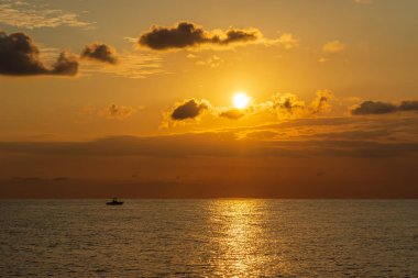 Adriyatik Denizi. Ostuni, Puglia. Sunrise. Salento 'nın kalbinde yer alan ünlü sahil beldesi. Sahil bu streç kayalık plajları bir dizi ile vurgulanmış