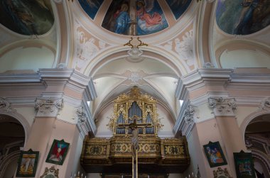 Capracotta, Isernia, Molise. Santa Maria Assunta Parish Kilisesi. Ana kilise olan ve şehrin en yüksek kesiminde, Terravecchia bölgesinde yer almaktadır.